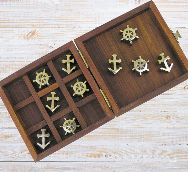 Baraja de cartas en una caja de madera con tapa con bisagras e incrustaciones de latón. 