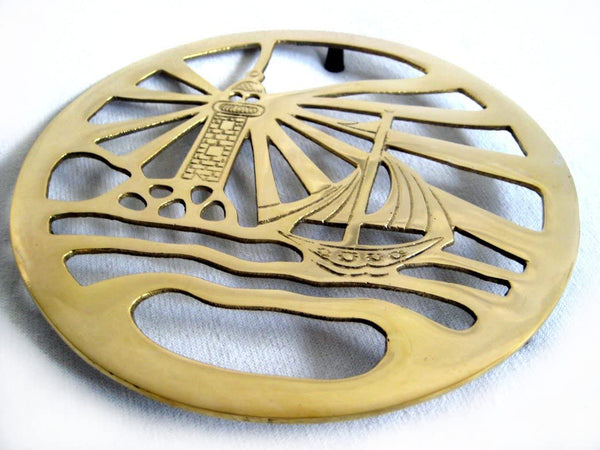 Posavasos marítimo de latón - motivo marineros y faro - 19,5 cm 