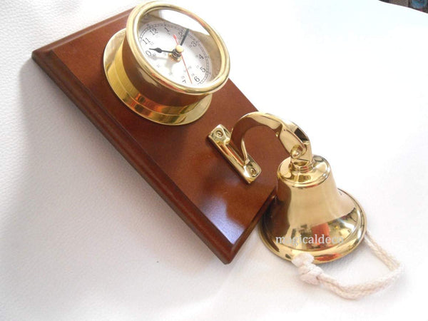 Portilla de reloj y campana de barco en madera. 