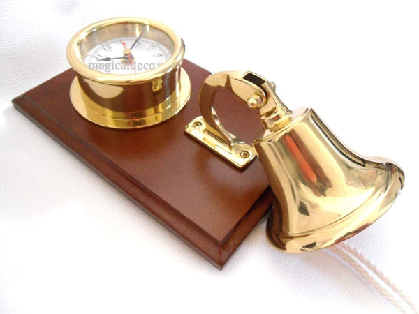 Portilla de reloj y campana de barco en madera. 