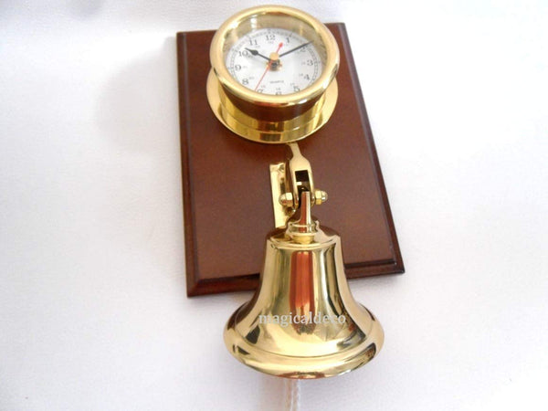 Portilla de reloj y campana de barco en madera. 