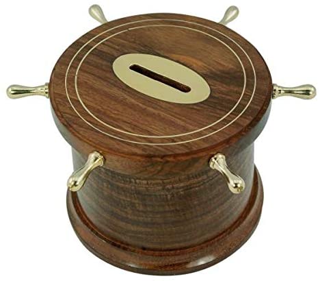 Hucha marítima de madera con herrajes de latón. 