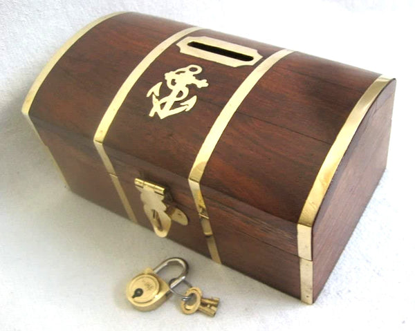 Hucha con cerradura como cofre del tesoro de madera con herrajes de latón y ancla 