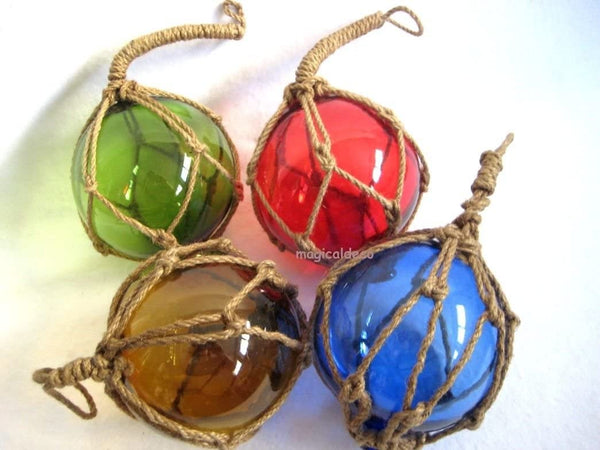 4 pequeñas bolas de pesca en una red: verde, azul, rojo y ámbar (marrón) 5 cm 