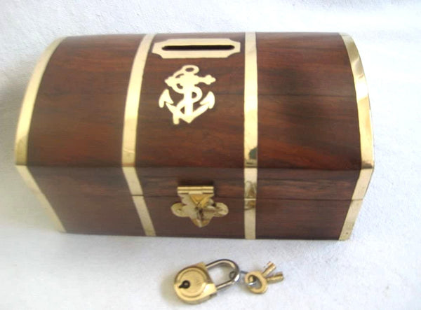 Hucha con cerradura como cofre del tesoro de madera con herrajes de latón y ancla 
