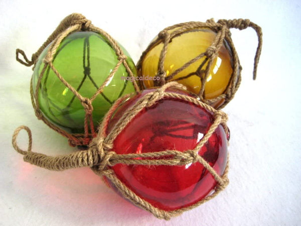 3 x pequeñas bolas de pesca en una red - rojo, verde, ámbar (marrón) - decoración marítima - 5 cm 