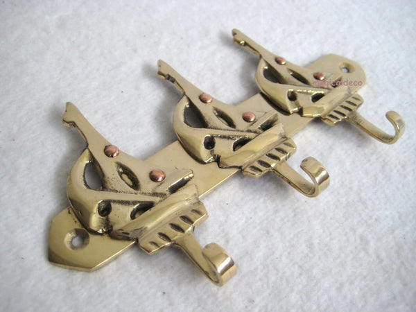Barra con gancho motivo barco/marinero - 3 ganchos - 16 cm - latón antiguo 