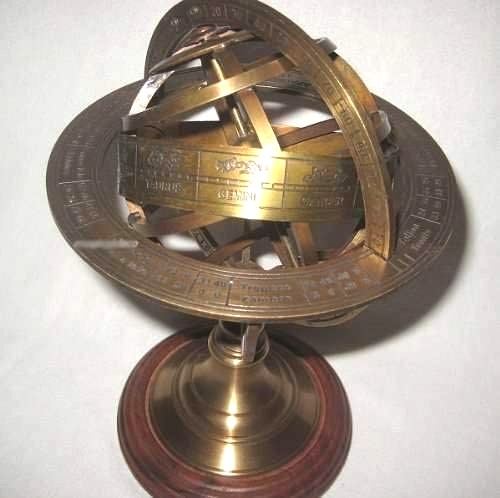 Globus-Armillarsphäre aus Alt-Messing- anlaufgeschützt- auf Holzsockel- 29 cm- sehr EDEL - maritime-deco