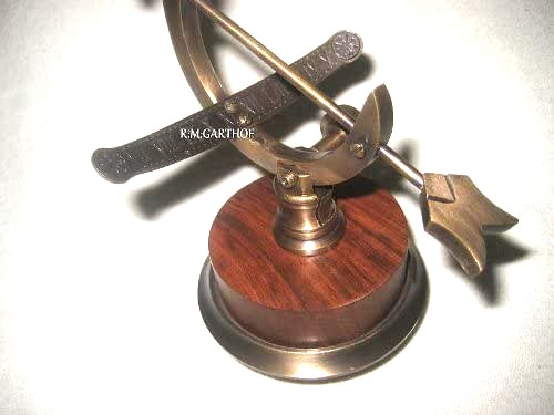 Kleine Sonnenuhr auf Holzsockel- Messing anlaufgeschützt 13 cm - maritime-deco