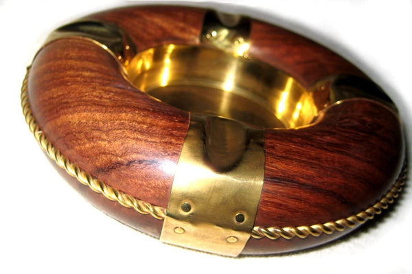 Origineller, maritimer Aschenbecher aus Messing und Holz- Rettungsring - maritime-deco