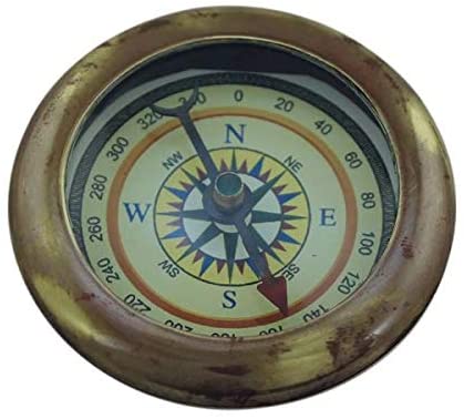 Pequeña brújula de diseño antiguo, sin pulir 
