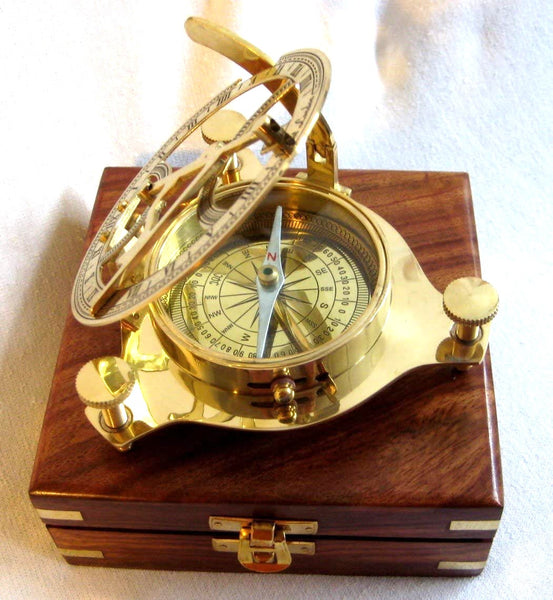 Brújula con reloj de sol en caja de madera 14x 14 cm - peso total 490 g 