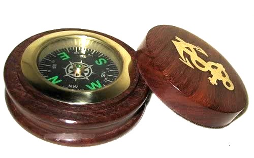 Elegante brújula de Ø 7,5 cm en caja de madera con motivo de ancla en la tapa 