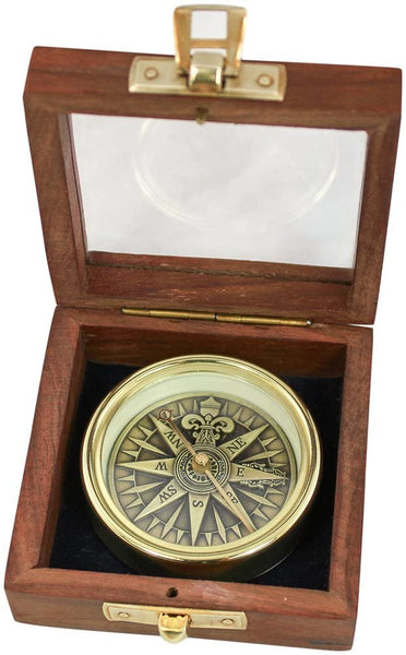 Brújula de latón en caja de madera: aspecto tridimensional 