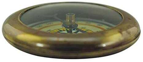 Pequeña brújula de diseño antiguo, sin pulir 