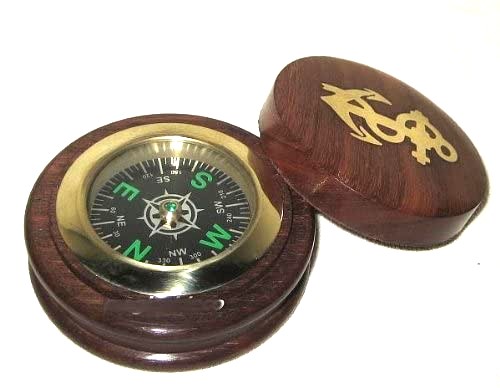 Elegante brújula de Ø 7,5 cm en caja de madera con motivo de ancla en la tapa 