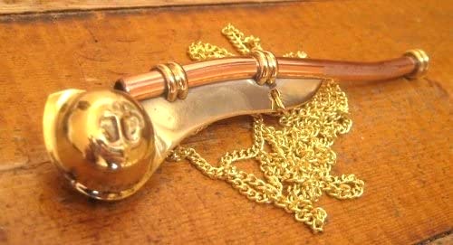 Señal/silbato de contramaestre de cobre que incluye historia e instrucciones. 