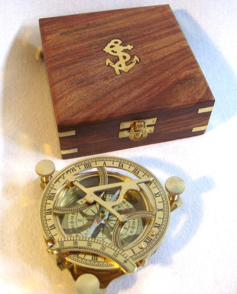 Brújula con reloj de sol en caja de madera 14x 14 cm - peso total 490 g 