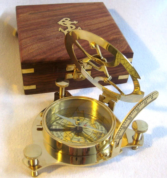Brújula con reloj de sol en caja de madera 14x 14 cm - peso total 490 g 