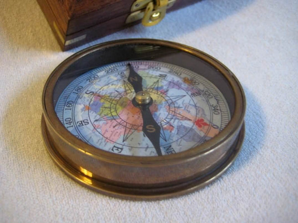 Edler Kompass - Alt- Messing- anlaufgeschützt in dekorativer Holzschatulle mit Glasdeckel