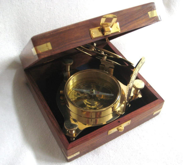 Brújula con reloj de sol en caja de madera 14x 14 cm - peso total 490 g 