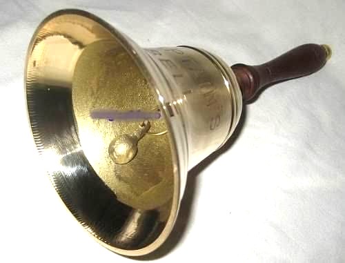 Campana de bar pequeña - campana de mano de latón con campana de capitán grabada con mango de madera - Al. 12,5 cm 