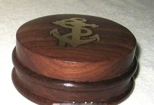 Elegante brújula de Ø 7,5 cm en caja de madera con motivo de ancla en la tapa 
