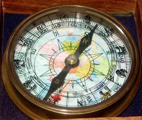 Edler Kompass - Alt- Messing- anlaufgeschützt in dekorativer Holzschatulle mit Glasdeckel