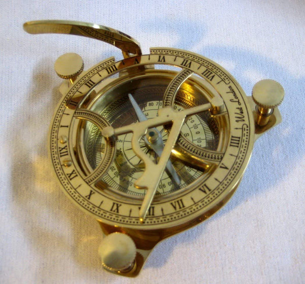Brújula con reloj de sol en caja de madera 14x 14 cm - peso total 490 g 
