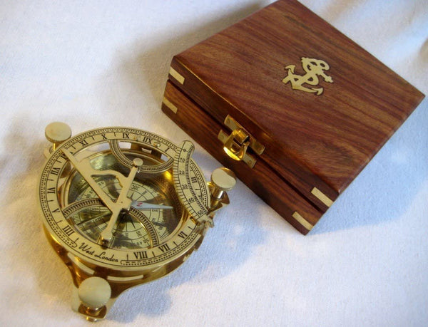 Brújula con reloj de sol en caja de madera 14x 14 cm - peso total 490 g 