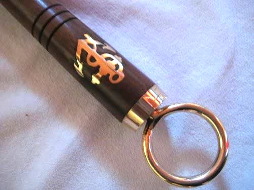 Calzador marítimo de latón macizo con mango de madera 48 cm 