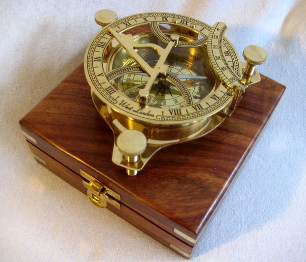 Brújula con reloj de sol en caja de madera 14x 14 cm - peso total 490 g 